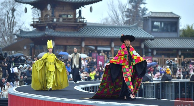 2026纽约时装周亚太无锡站开幕 羌族服饰“尔玛的嫁衣”艳惊全场