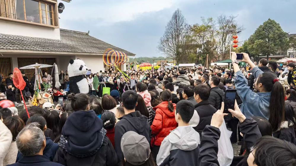 游客在乡村里打卡