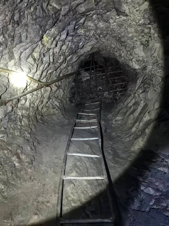 图片6：非法区域内的采场