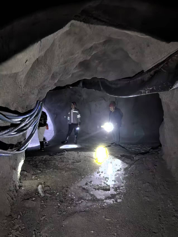 图片7：非法区域内的采场巷道及设施