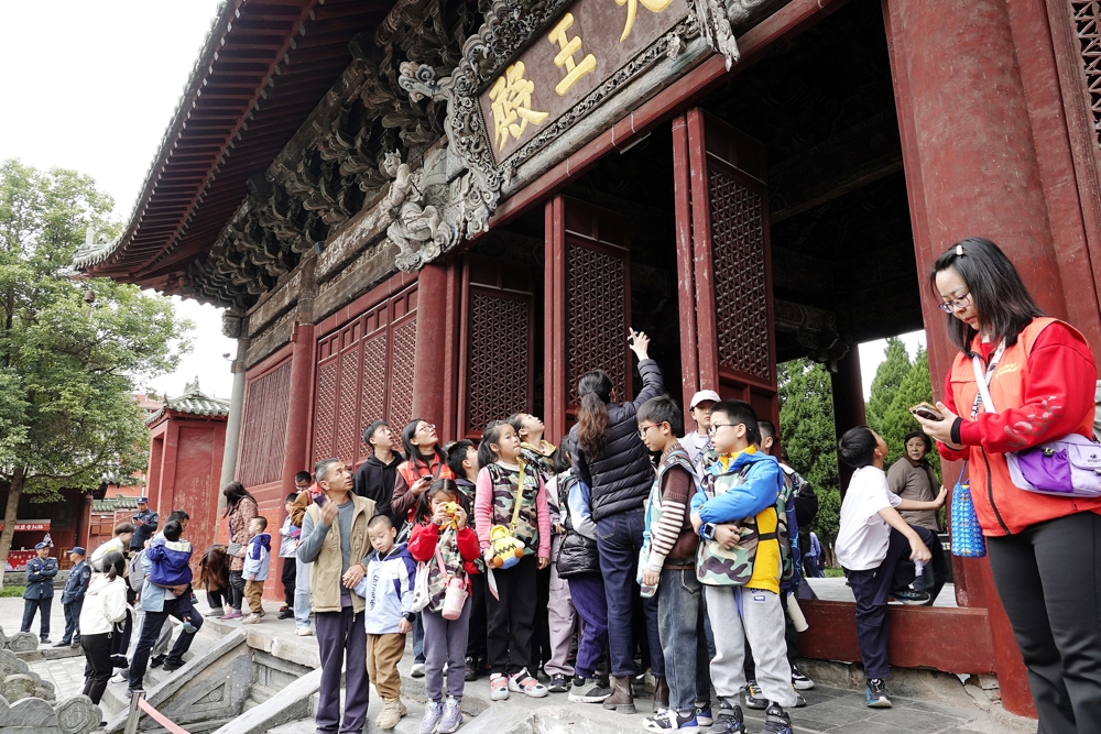 学生在报恩寺开展古建研学