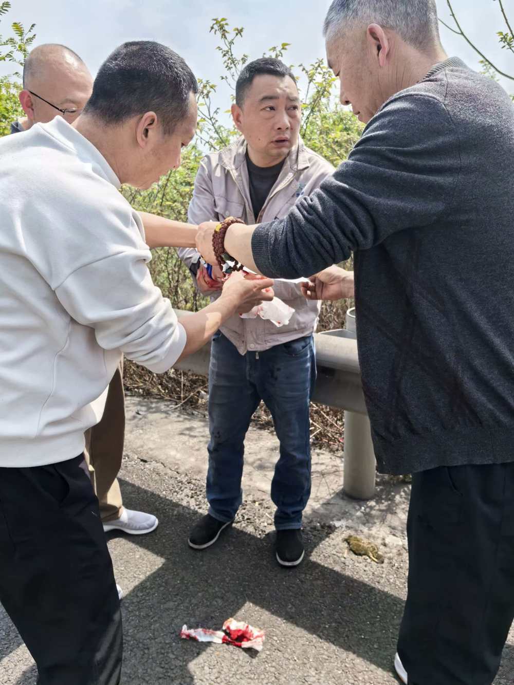 劳模们替朱爱国包扎伤口