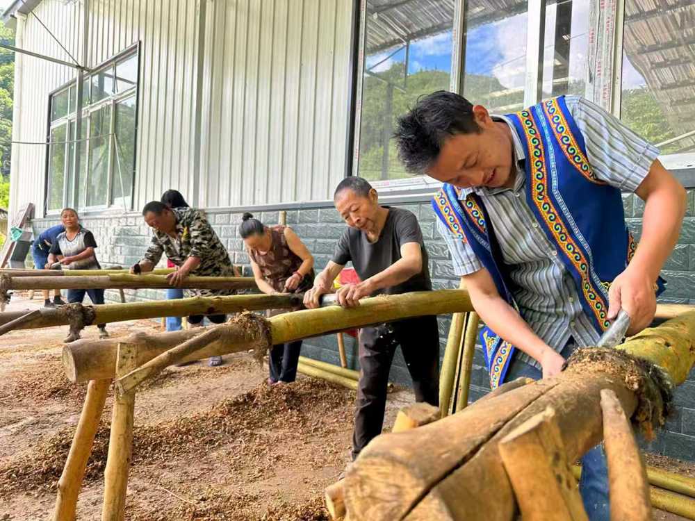 村民正在加工中药材