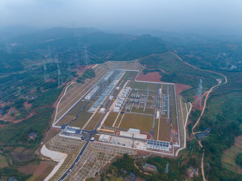 天府南1000千伏特高压变电站于2025年投运，新开工的攀西特高压交流工程将对天府南站进行扩建。 严晶铖 摄