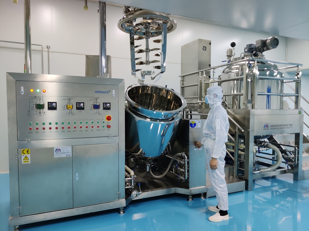 .四川康养健生物科技公司生产车间内，工人正在调试设备