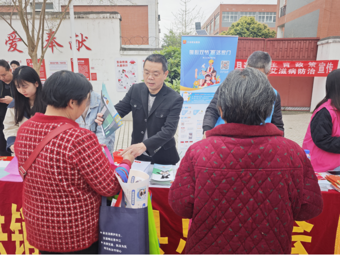 科普铸就梦想 创新引领未来--中江县总工会积极参与全县文化科技卫生 “三下乡” 集中示范活动709