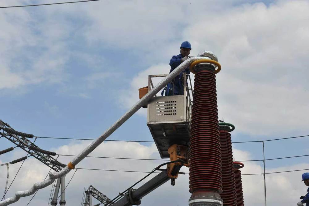 增容改造工程施工人员正在施工（梁珊摄）