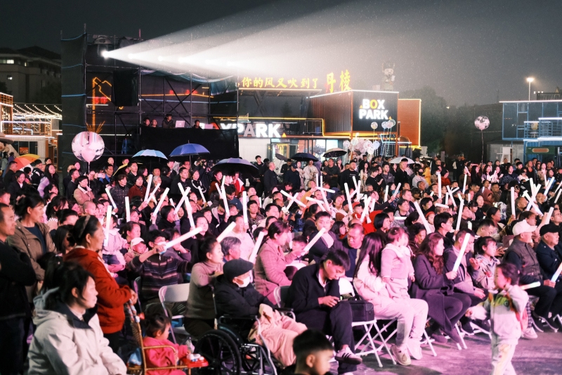 观众热闹看音乐会 陈春光摄