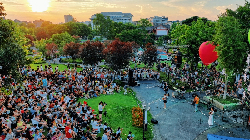 首场橘橙音乐会在公园举行 陈珍利摄