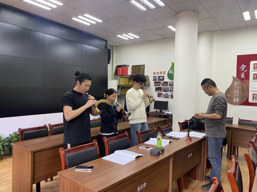 图为年轻人开始学习唢呐