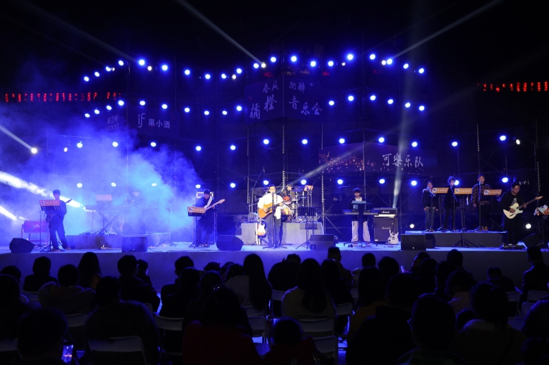 橘橙音乐会乐队登场 陈珍利摄