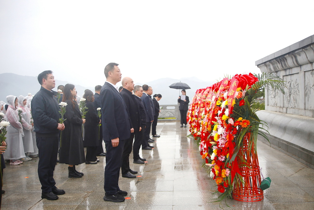 向烈士纪念碑敬献花篮 冯津榕摄