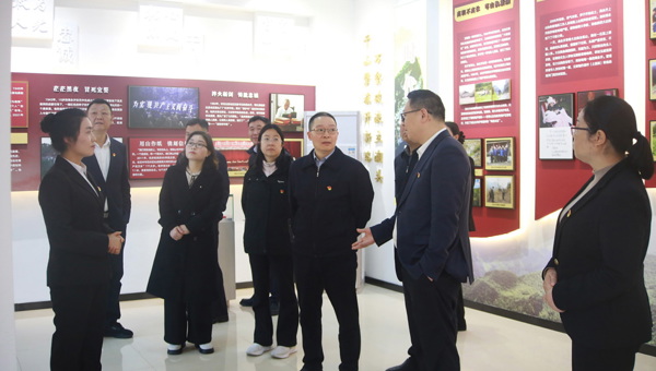 “”万达开暨城宣”清明祭英烈活动在万源市举行