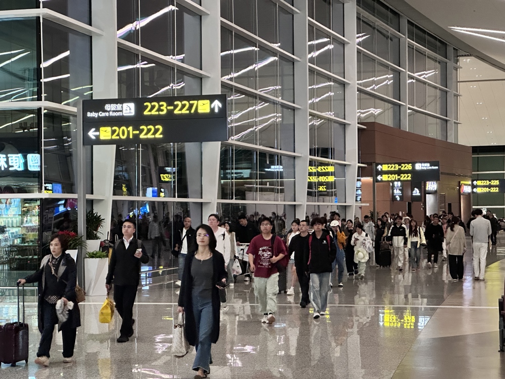 成都天府国际机场迎来假期大客流