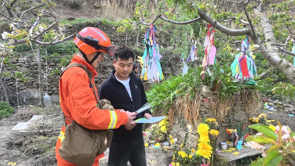 在汶川，指战员引导群众用鲜花祭扫（苏拉恩登 摄）