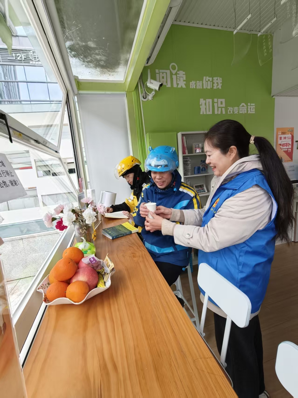 陈国兰为外卖小哥送上茶水