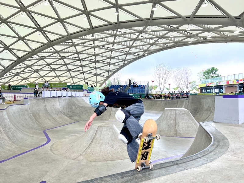 滑板女子少年组正在练习