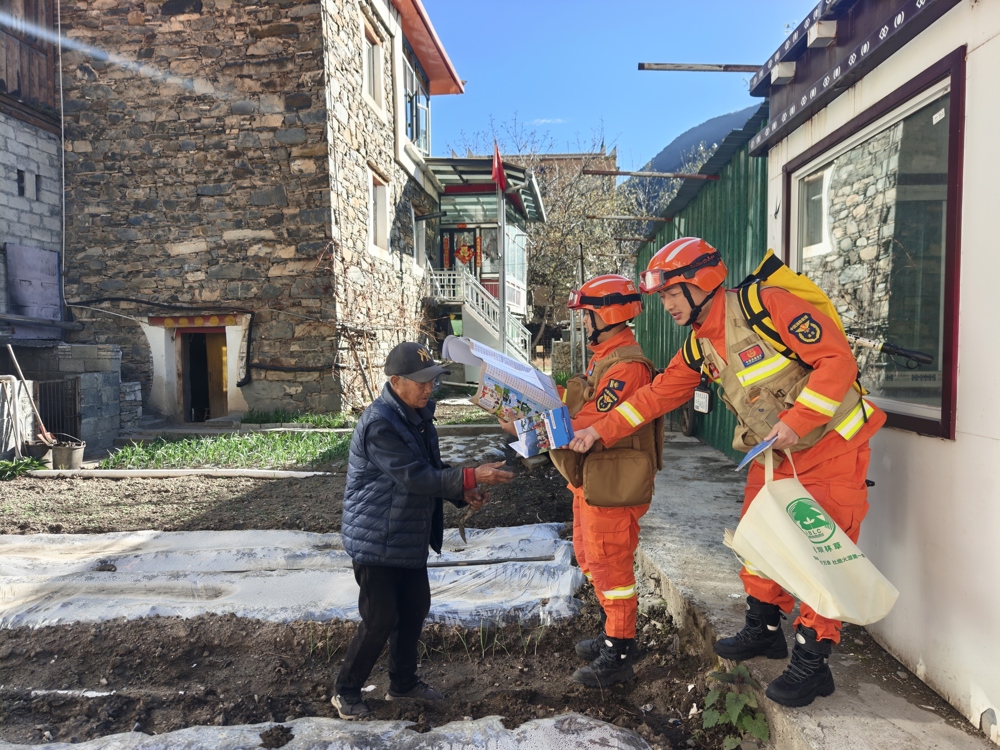 在马尔康，消防员走进田间地头宣传防火常识。（李永强 摄）