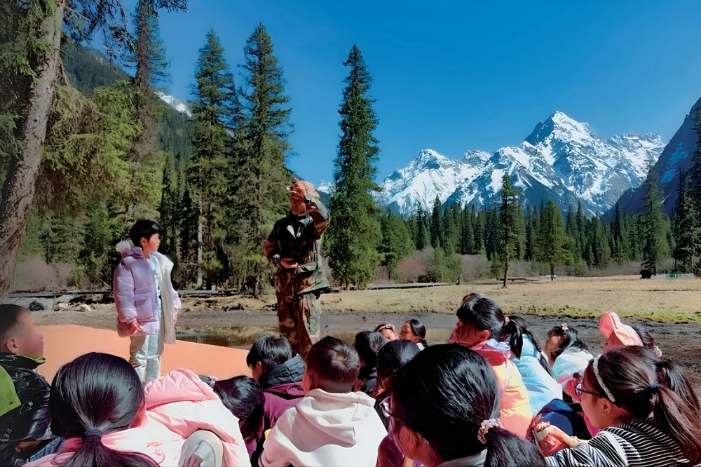 王朗巡护员带领孩子们开展自然研学