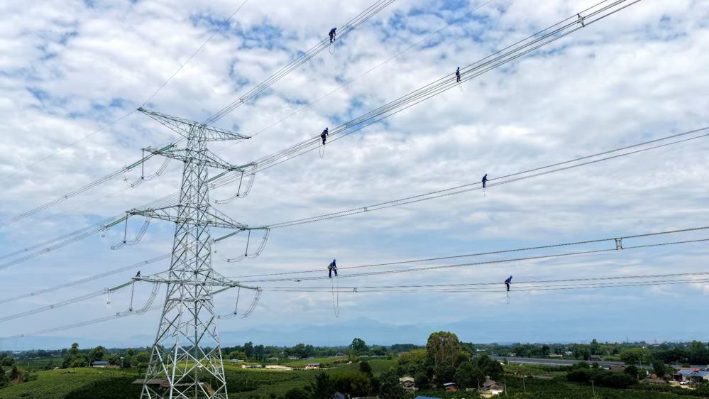 成都邛崃500千伏输变电工程走线验收。 陈翔 摄