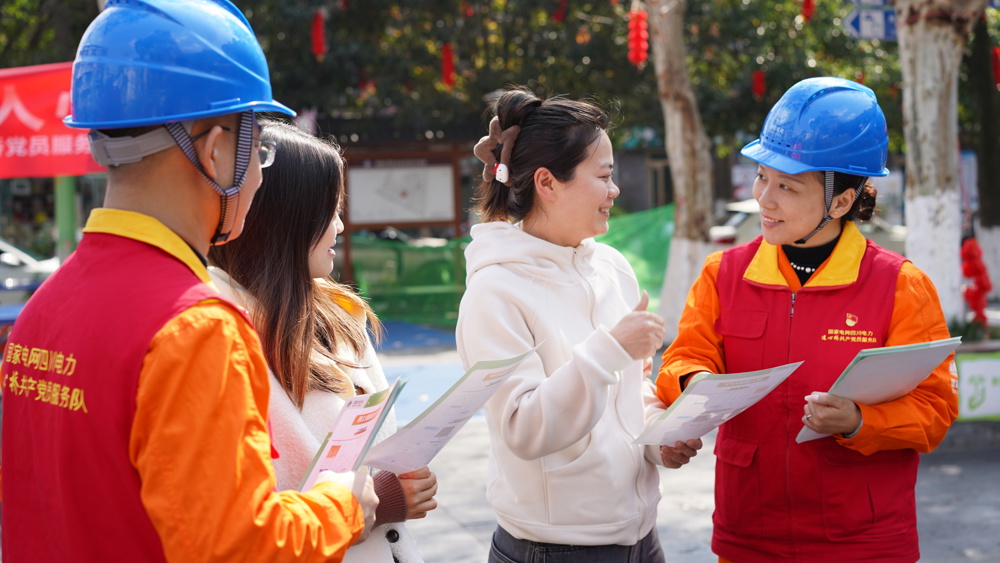 国网四川电力成都高新连心桥党员服务队队员在成都市高新区蓓蕾社区开展安全用电宣传。 罗舒琦 摄