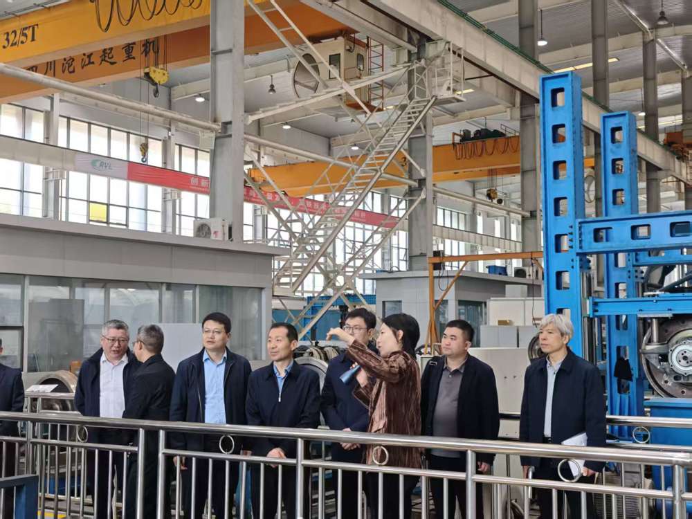 调研组深入企业一线了解（省教科文卫工会供图）