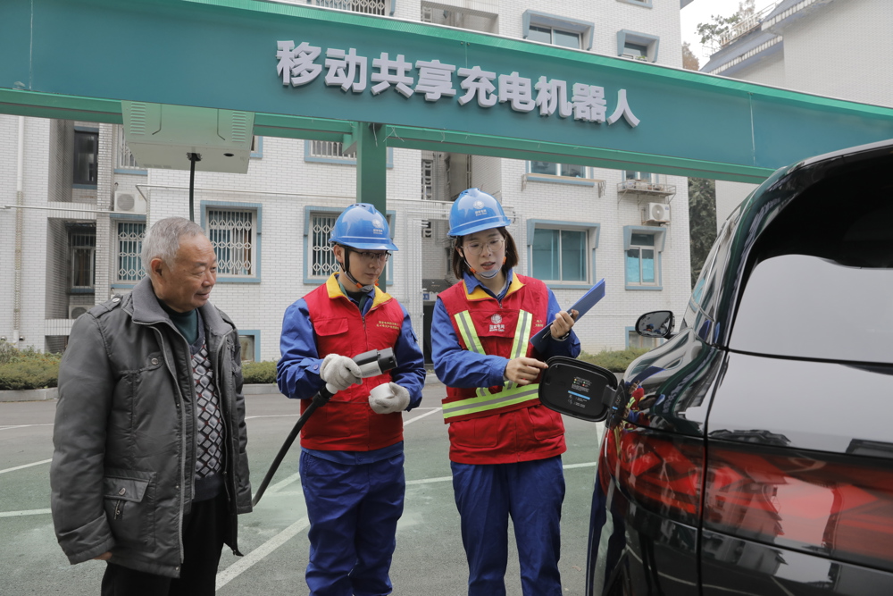 青羊区青华路27号院引入移动共享充电机器人，解决老小区居民充电不便难题。 陈红梅 摄