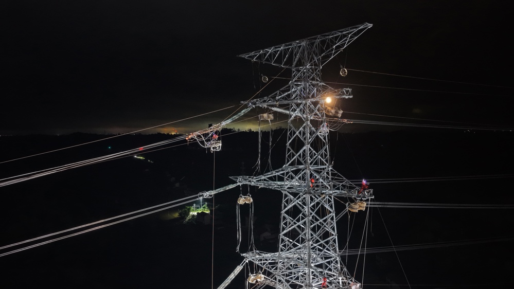 空港—淮州双回500千伏线路工程正在开展夜间跨越高铁施工作业。 李丹 摄