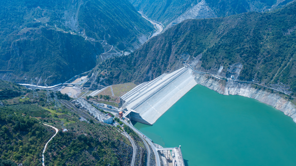 川西地区清洁能源资源丰富，图为位于大渡河流域的水力发电站。 曹颀 摄