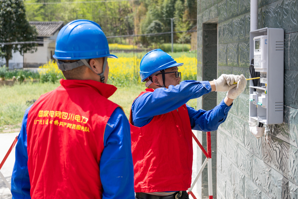 电力工人在安装抽水用电设备