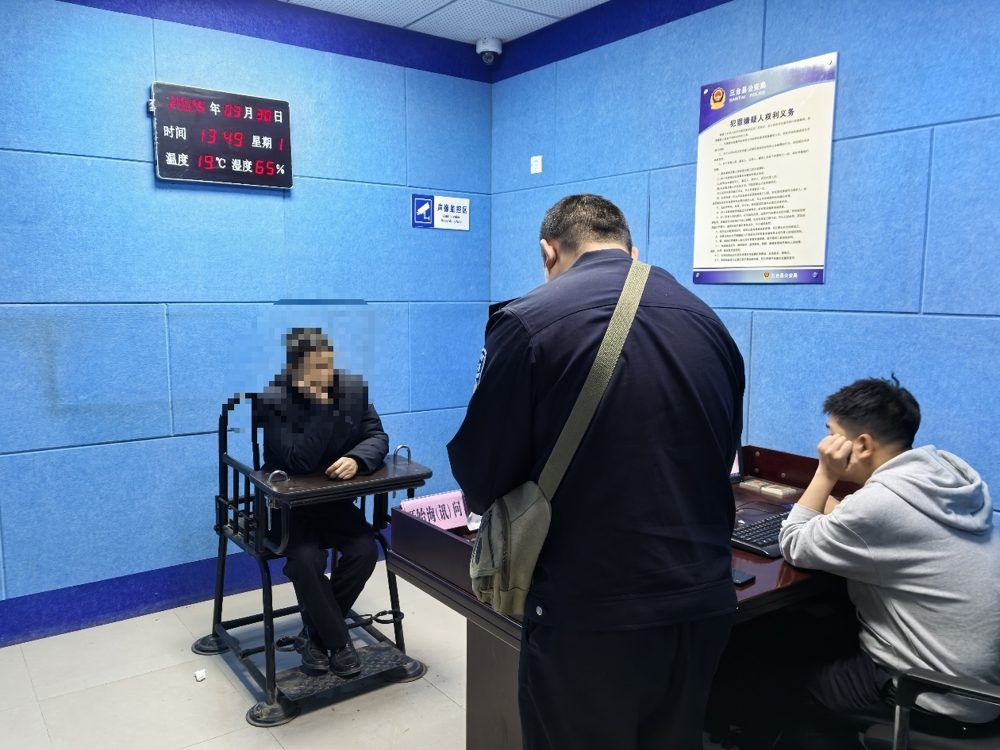 芦溪派出所民辅警对盗窃案嫌疑人进行讯问
