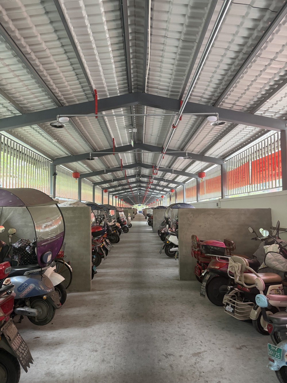 改造后的伏龙社区上河苑小区地面停车棚喷淋设施及防火墙安装项目