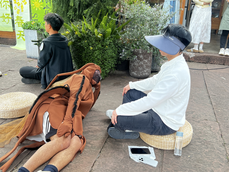 NPC试图干扰发呆选手