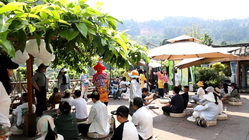 幸福古村发呆大赛现场 陈星霖摄