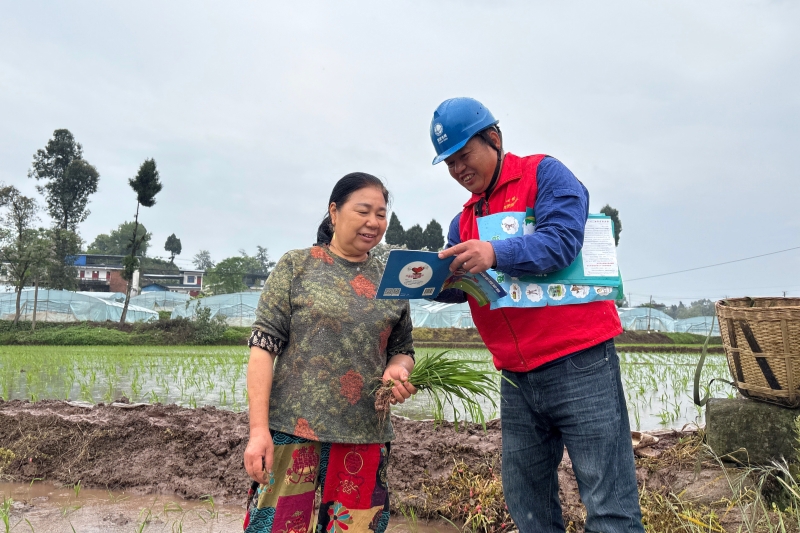电力工人向村民讲解安全用电知识（苟华彬 摄）