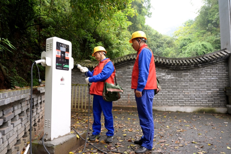 服务队队员巡检景区新能源汽车充电设施（敖洋摄）