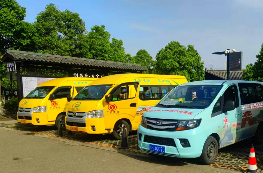 正在等游客的旅游直通车