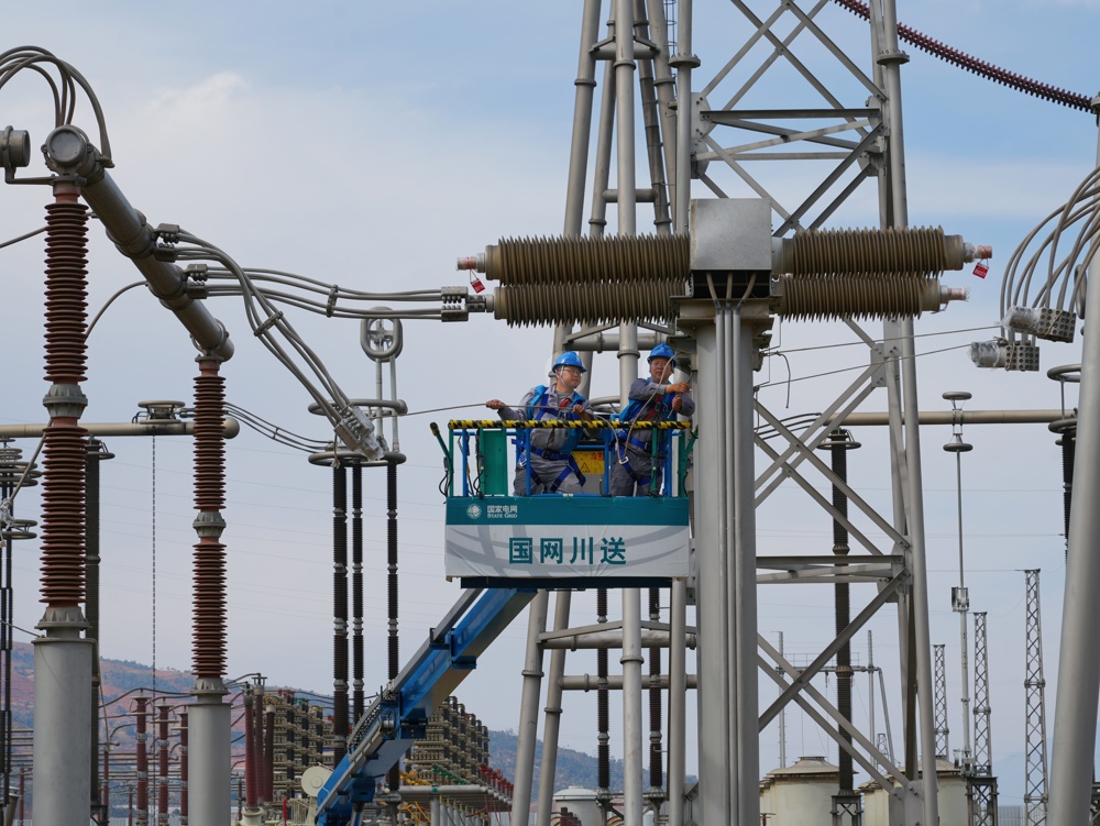 国网四川送变电公司工作人员在±800千伏锦屏换流站直流场区域开展检修。该站是锦屏—苏南±800千伏特高压直流输电工程的送段换流站。 王娇 摄