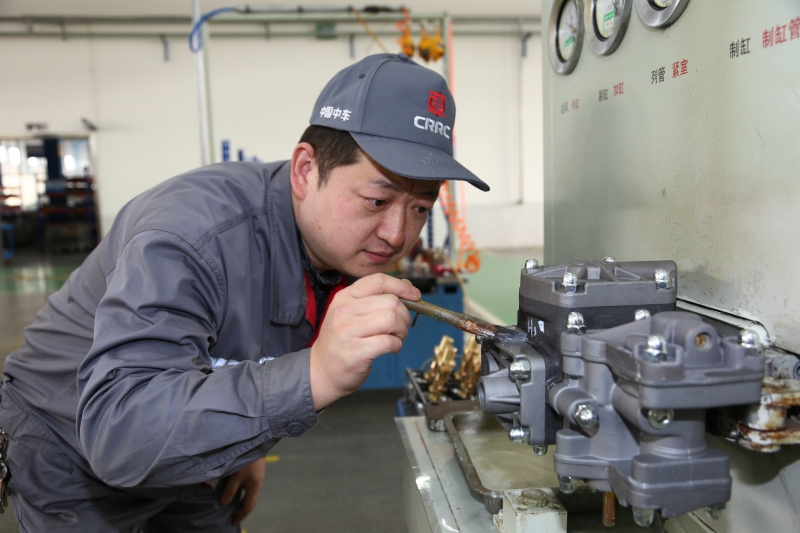 高恒在车间检修设备&nbsp;张亮摄