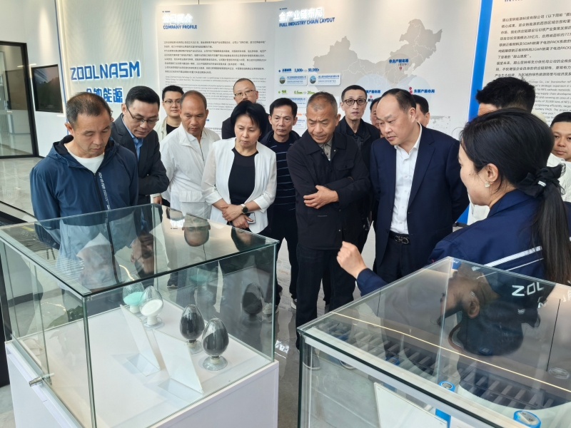 劳模和工会人员聆听企业介绍产品&nbsp;