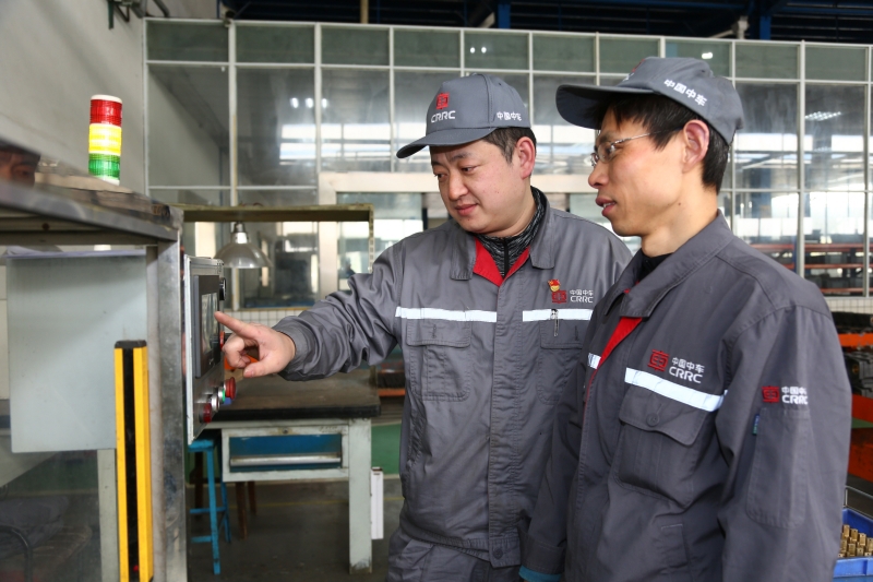 高恒(左一)与同事研究设备参数&nbsp;张亮摄