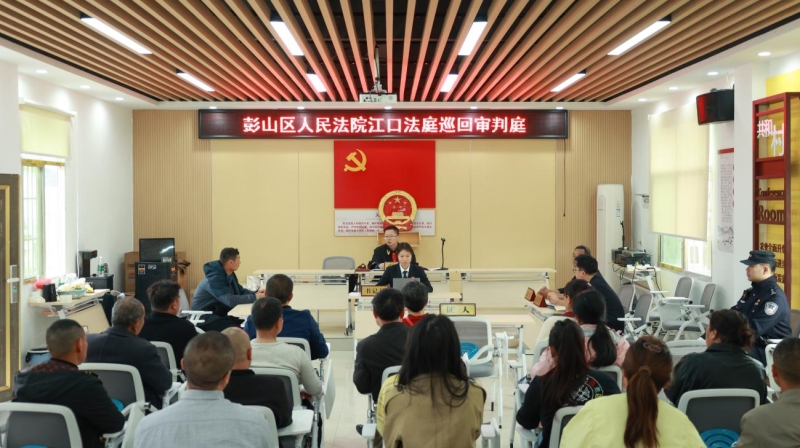 江口法庭将庭审现场“搬”进共和村村委会。邓庆玲摄