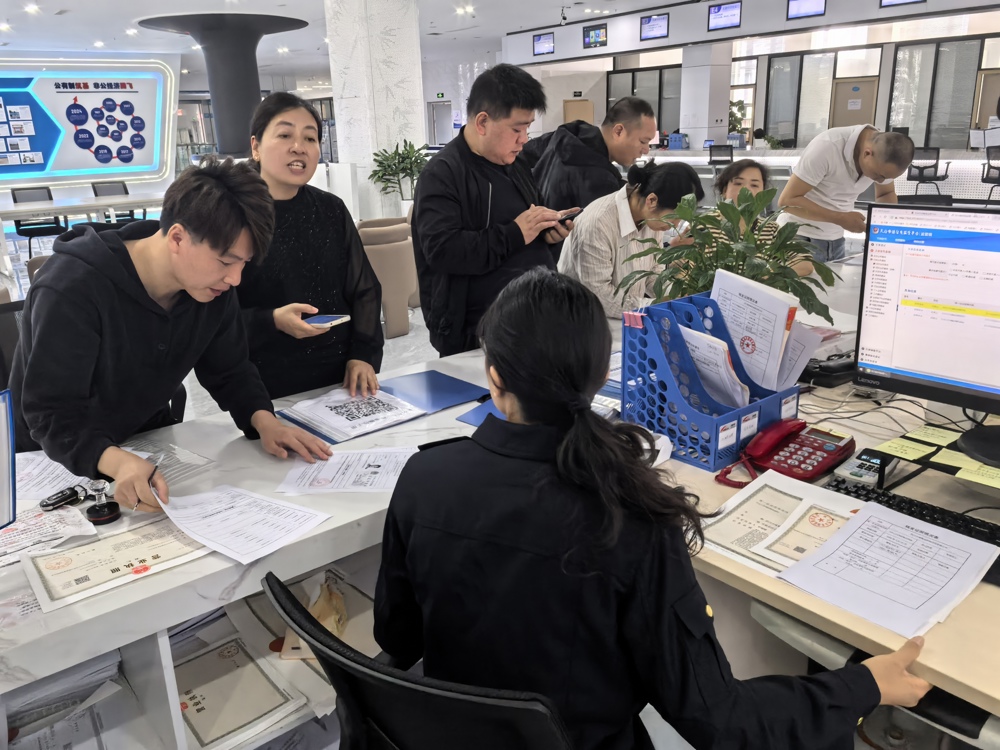群众在窗口咨询业务办理相关事宜邬忠瑜.摄