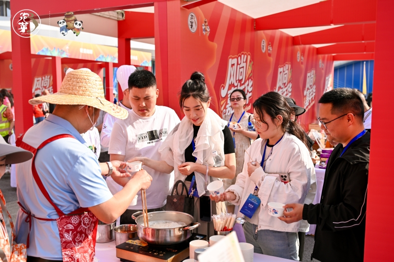 展馆外游客在品尝美食