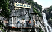 五一去瓦屋山玩心跳！悬崖喝咖啡、半夜爬雪山，这波新品太“野”了