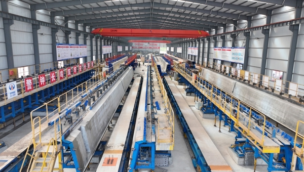 成渝高速扩容项目智慧梁场启动预制生产 首片箱梁浇筑完成