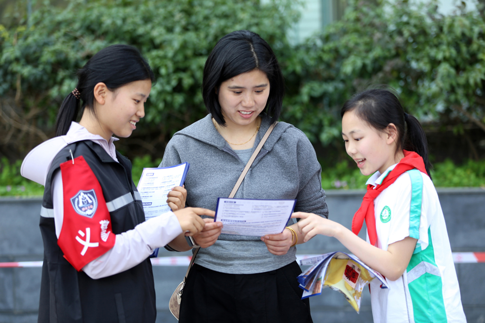 2026年4月4日，成都理工大学工程技术学院的大学生义警和乐山市县街小学生义警在市中区上中顺美食街区，向市民游客宣传防诈骗常识。