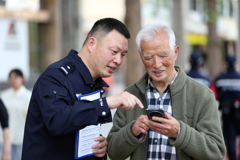 2026年4月4日，四川省乐山市公安局治安支队民警在市中区上中顺美食街区，指导老人使用智能手机下载反诈APP，推广反诈骗信息和技巧。 (2)