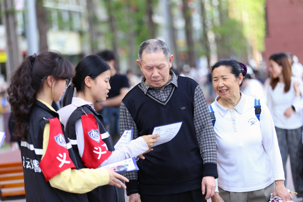 2026年4月4日，成都理工大学工程技术学院的大学生义警在市中区上中顺美食街区，向市民游客宣传防诈骗常识。 (1)