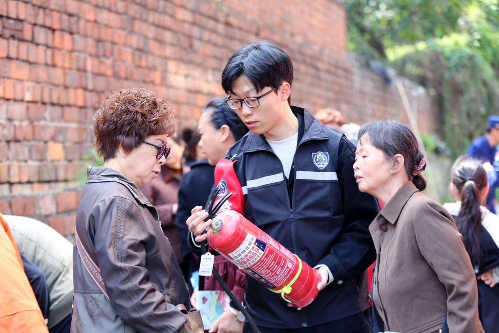 2026年4月2日，在四川省乐山市海棠街道桂花楼社区，市凌云义警协会工作人员给市民讲解灭火器使用。 (2)